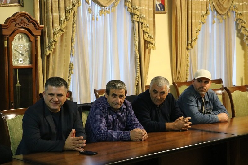 Дербент мамедкала на сегодня. Мамедкала Дагестан. Глава поселка Мамедкала.