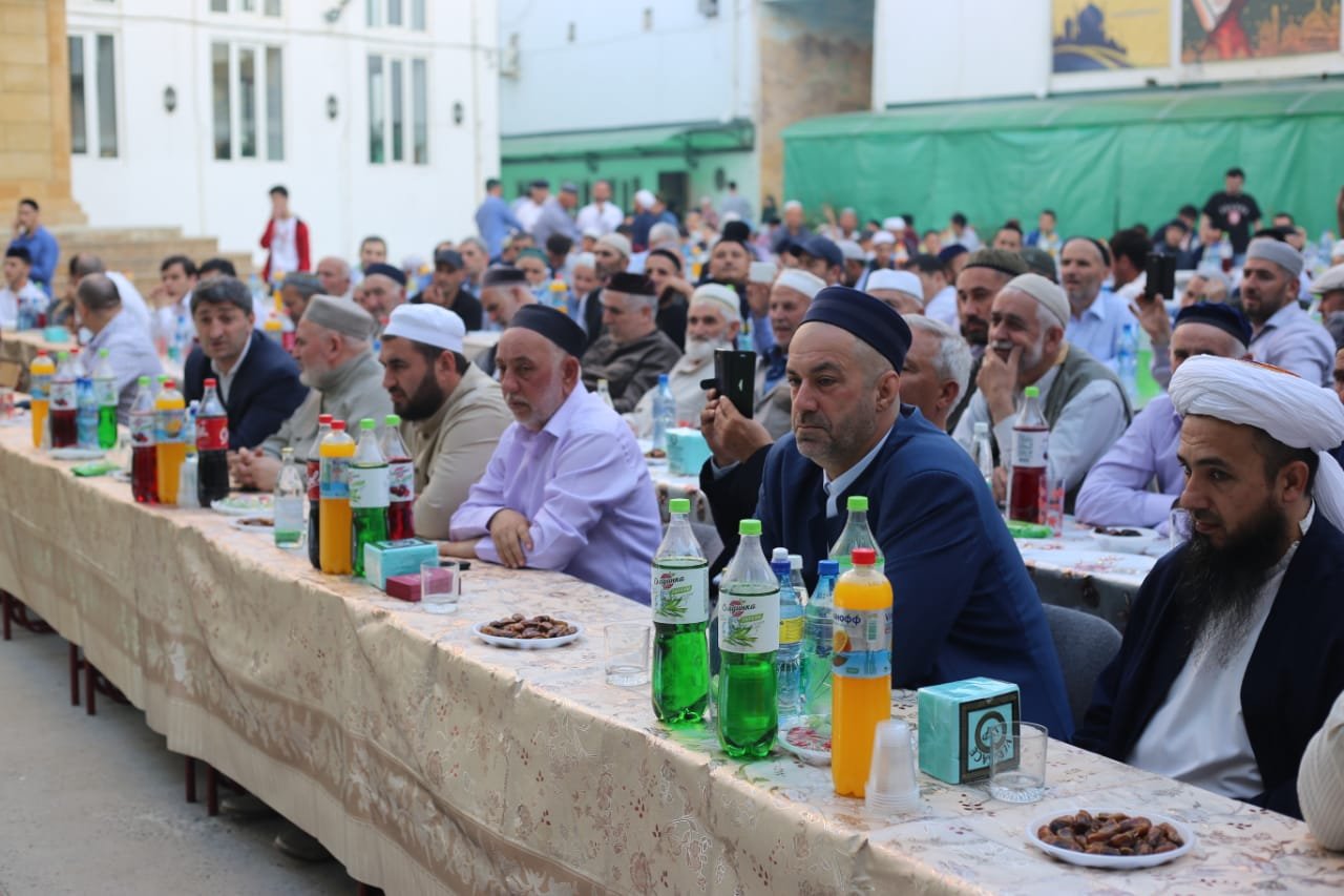 Ифтар в дербенте. Ифтар на стадионе буйнакска 2023. Ифтар в дербенте. Республиканский ифтар в дербенте. Республиканский ифтар 2023 дербент.